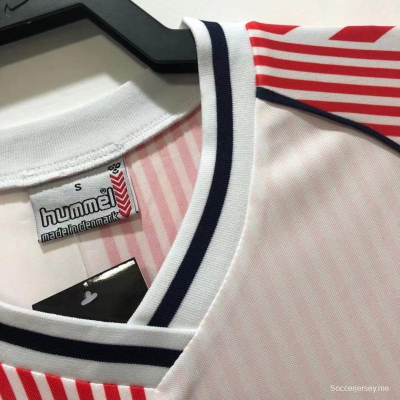 قميص كرة القدم الدنمارك القديم لعام 1986 خارج الدنمارك
