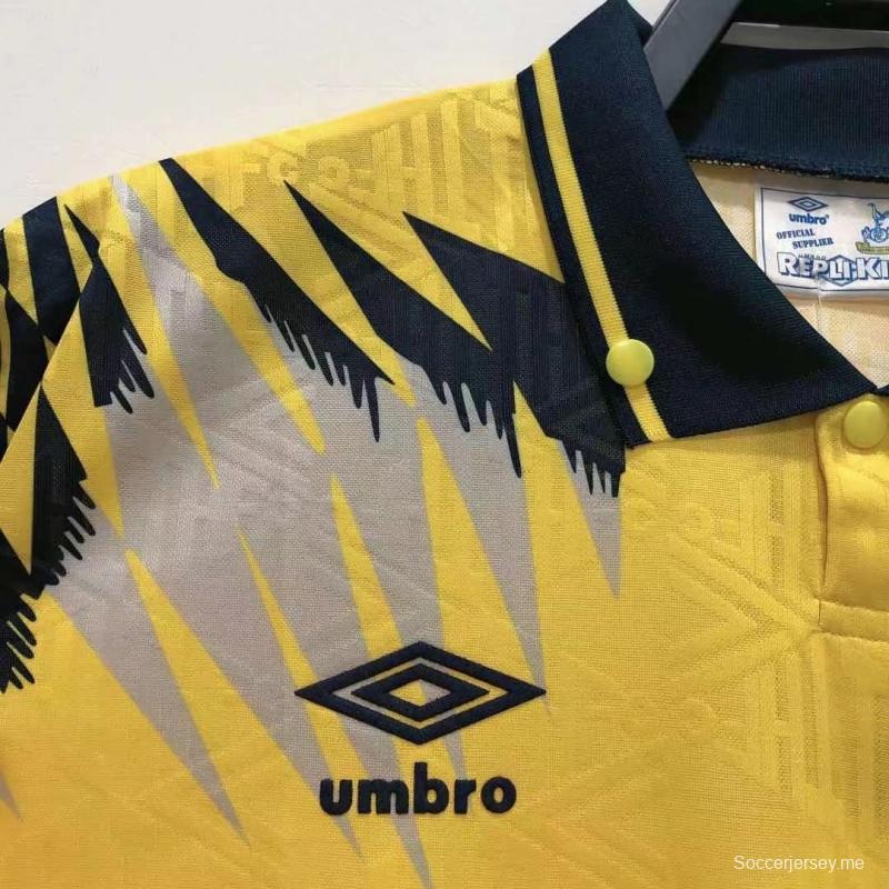 قميص فريق توتنهام هوتسبير لكرة القدم القديم 92/94 خارج ملعبه
