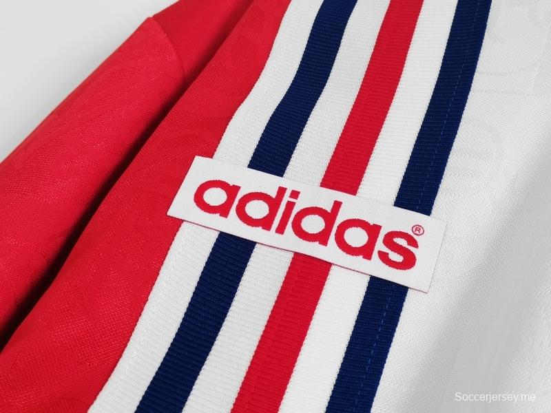 قميص كرة قدم رينجرز 1996/97 ريترو خارج ملعب رينجرز
