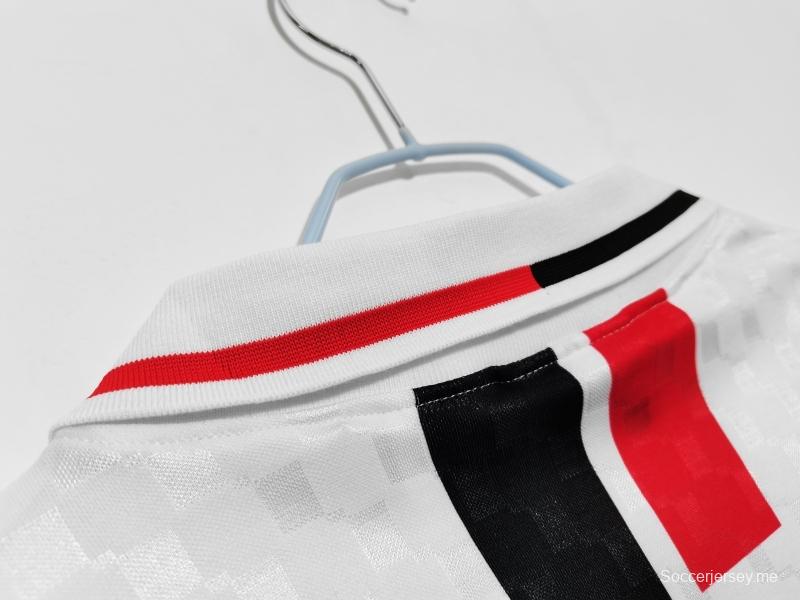 قميص كرة القدم القديم لميلان 1995/96 خارج ملعبه
