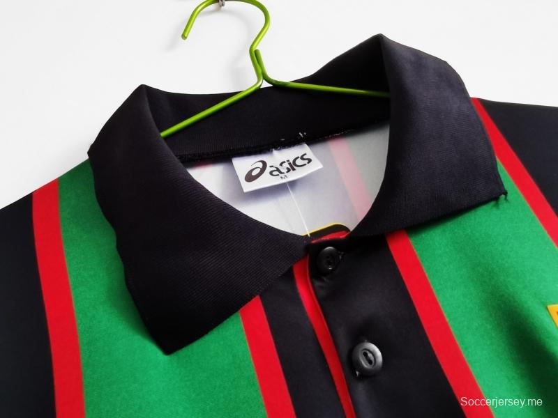 قميص كرة قدم أستون فيلا ريترو 1993/95 خارج ملعبه
