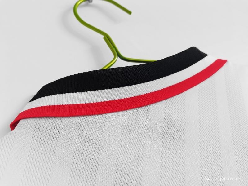 قميص فريق مانشستر يونايتد لكرة القدم الرجعية 1996/97 خارج الديار
