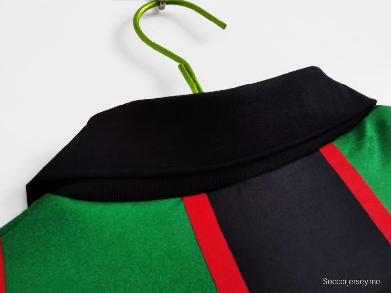 قميص كرة قدم أستون فيلا ريترو 1993/95 خارج ملعبه
