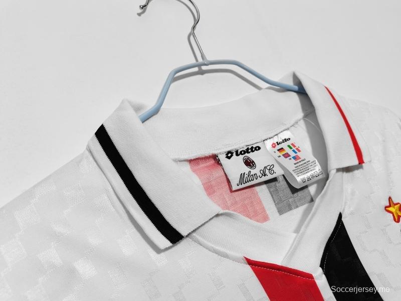 قميص كرة القدم القديم لميلان 1995/96 خارج ملعبه
