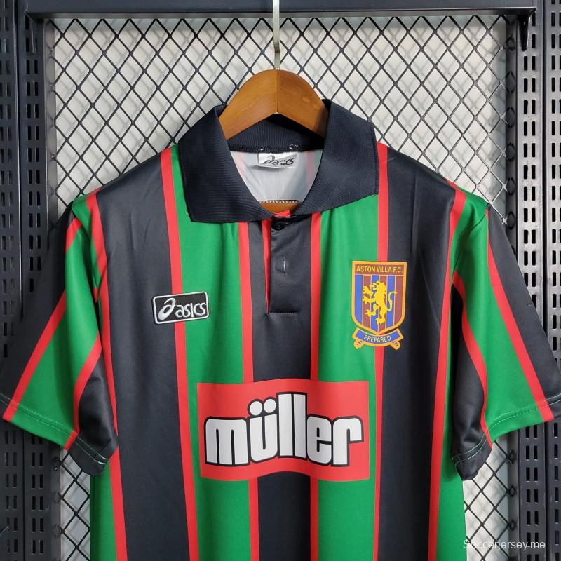 قميص كرة قدم أستون فيلا ريترو 1993/95 خارج ملعبه
