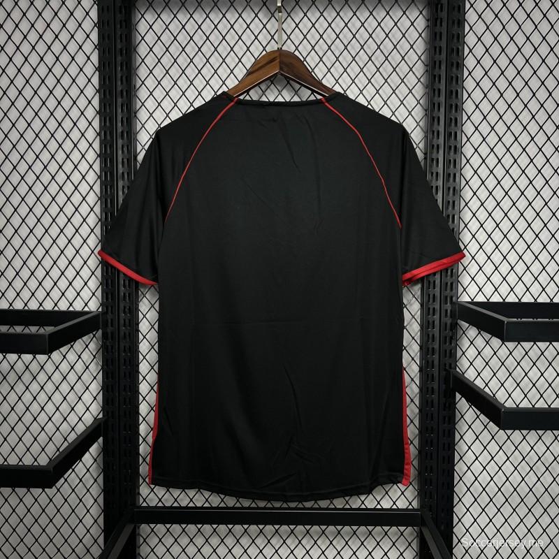 قميص سندرلاند الرجعية 05/06 خارج ملعب سندرلاند
