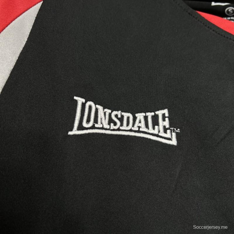 قميص سندرلاند الرجعية 05/06 خارج ملعب سندرلاند
