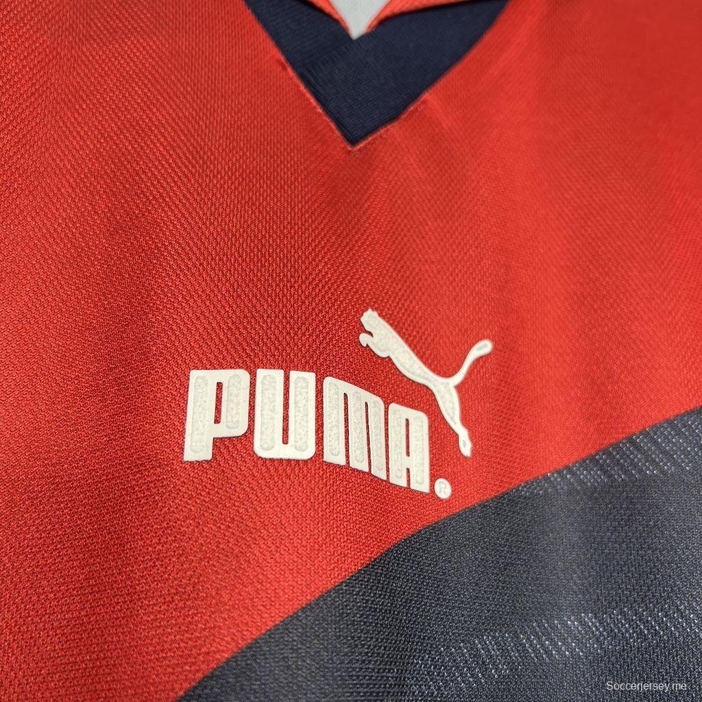 قميص قديم 96/97 لأتلتيكو مدريد خارج ملعبه
