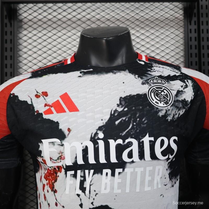 نسخة اللاعب 25/26 من قميص ريال مدريد بنمط الرسم بالحبر الصيني بنسخة محدودة مع راعي طيران الإمارات