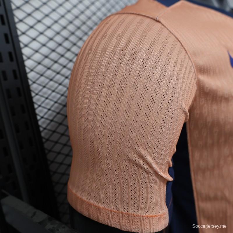 إصدار اللاعب 25/26 قميص نادي برشلونة للذكرى 125 لتأسيسه باللون الوردي مع راعي سبوتيفاي وإضافات باللون الأزرق الداكن