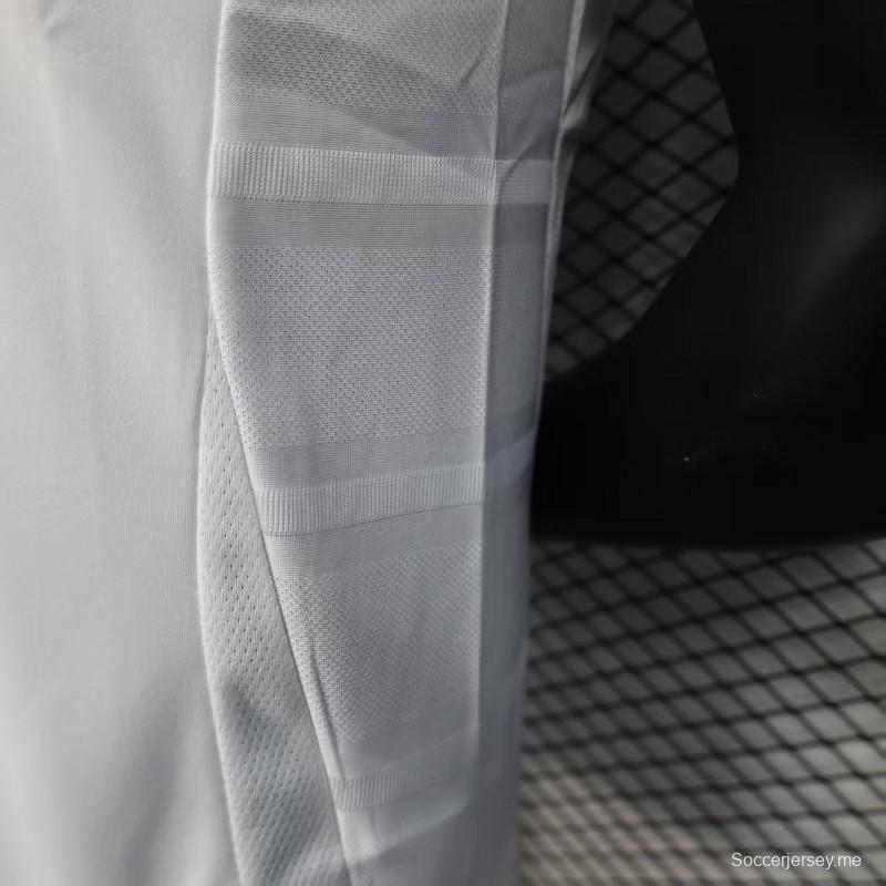 إصدار اللاعب 25/25/26 قميص ليفربول الأبيض خارج الملعب