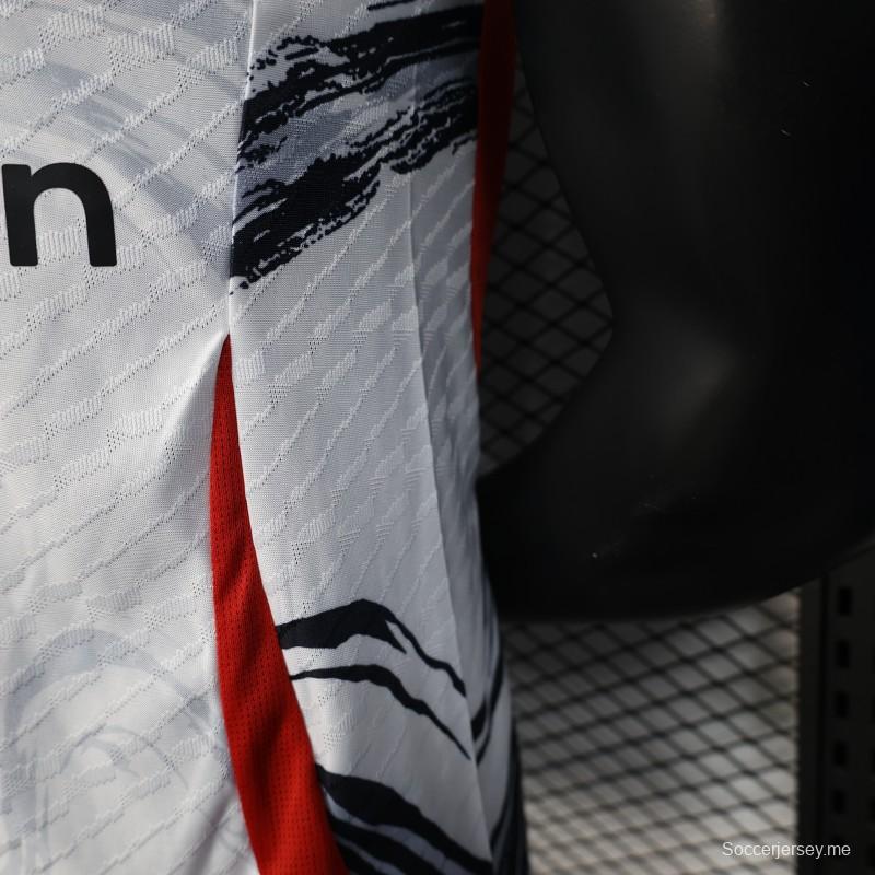 إصدار اللاعب 25/26 قميص مانشستر يونايتد أبيض بنقشة الرخام والقميص الراعي سناب دراجون