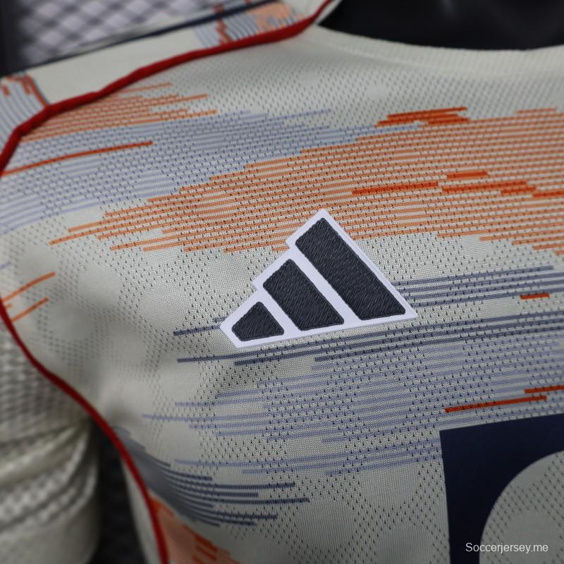 إصدار اللاعب 25/26 قميص بايرن ميونيخ خارج ملعبه