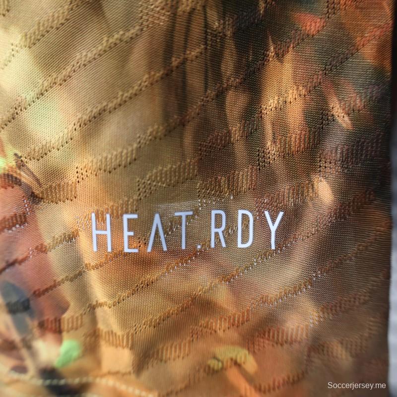 إصدار اللاعب 25/26 قميص ريال مدريد الذهبي مع قميص فينيكس إن إيه زها