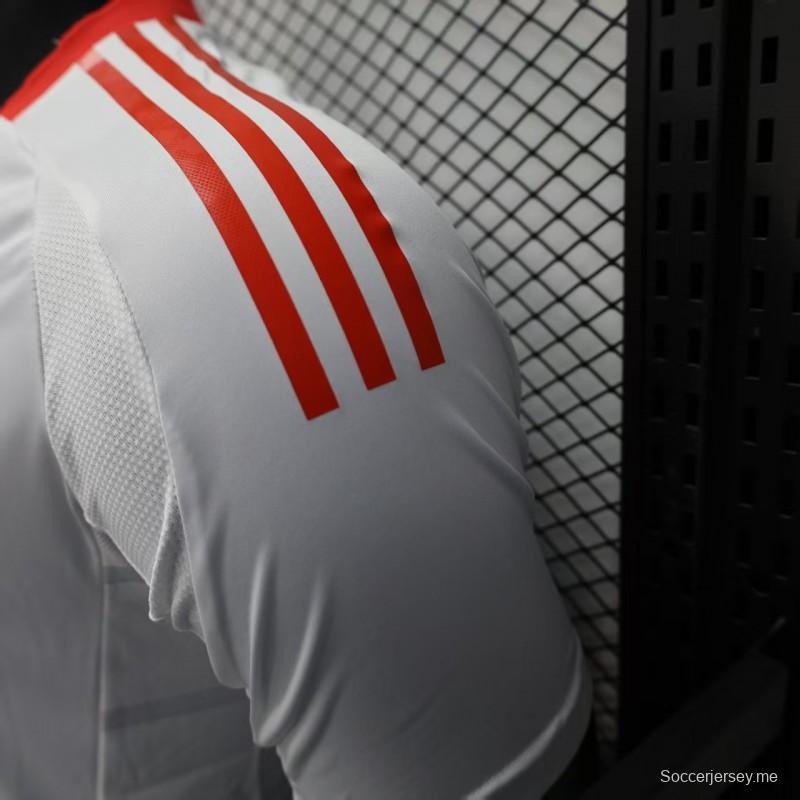 إصدار اللاعب 25/25/26 قميص ليفربول الأبيض خارج الملعب