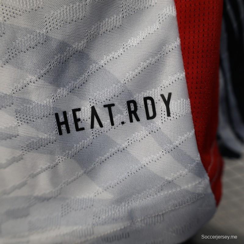 إصدار اللاعب 25/26 قميص مانشستر يونايتد أبيض بنقشة الرخام والقميص الراعي سناب دراجون