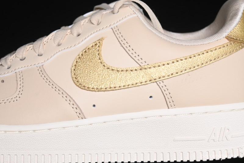 Nike Air Force 1 '07 Low Top Sneakers with Full-Grain Leather and Air Cushion - DQ7569-102