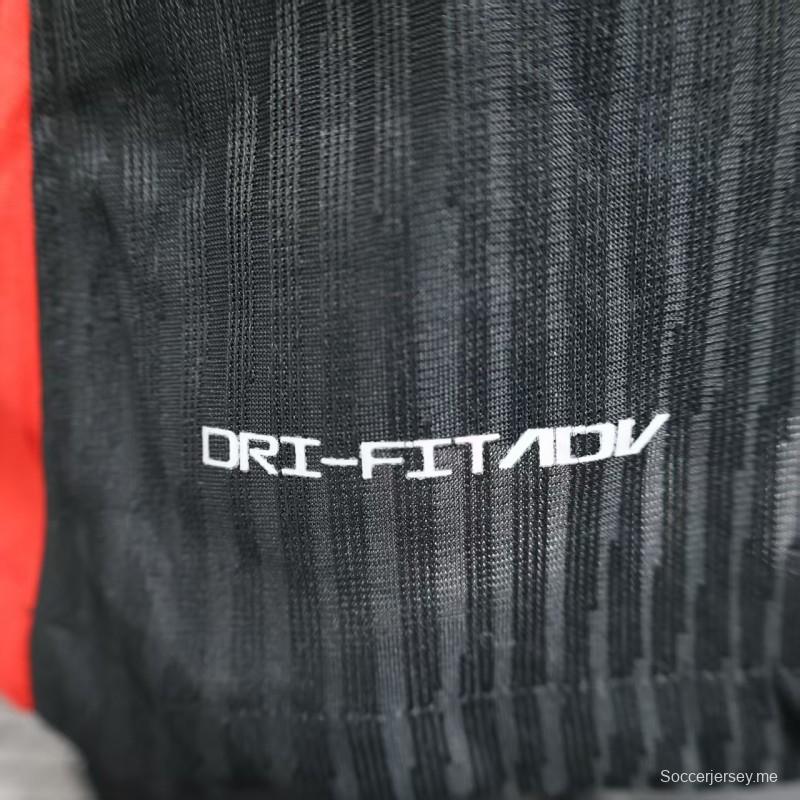 نسخة اللاعب 25/26 من قميص نادي برشلونة باللون الأسود مع قميص "T.S. 1989" باللون الوردي