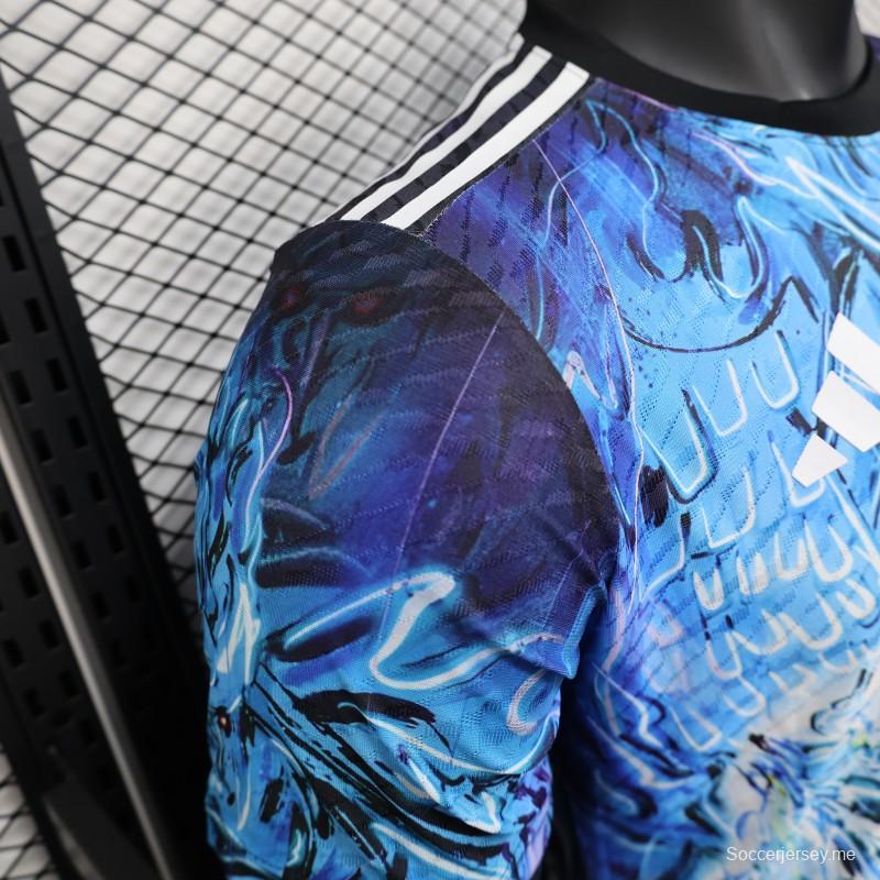 إصدار اللاعب 2025 قميص أزرق ياباني بتصميم أنيمي بتصميم مشهد قتالي