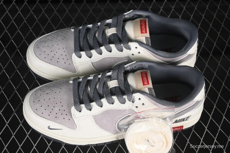 حذاء تزلج نايك SB دانك لو سوبريم سوبريم سوبريم التعاوني ثلاثي السوش باللون الرمادي الكريمي - SC9207-408