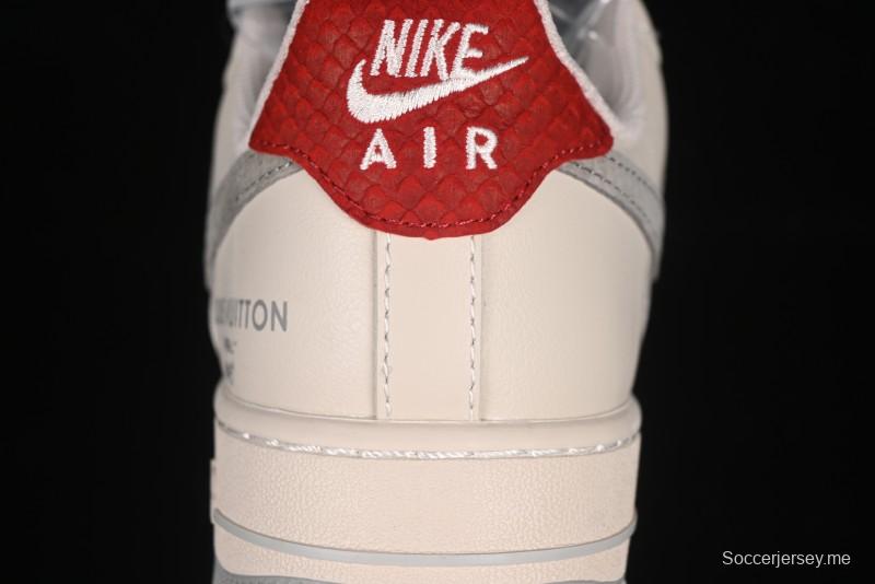 حذاء نايك اير فورس 1 '07 منخفض من نايك اير فورس 1 '07 LV Collaboration باللون البيج الرمادي مع أفعى سووش سنيكرز كاجوال - XX3168-130