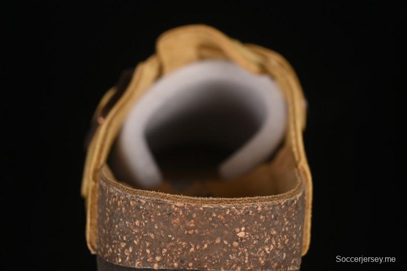 صندل اريزونا ذو وسادة قدم ناعمة من بيركنستوك أريزونا مع جلد الشامواه وبطانة من صوف اللامبسو - G.D4