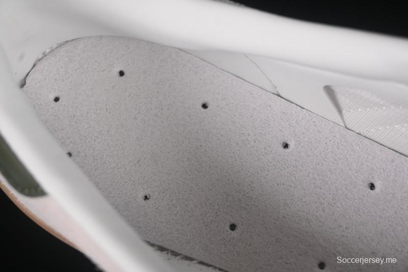 أديداس أوريجينالز جازيل من أديداس أوريجينالز حذاء رياضي كاجوال داخلي بتصميم مضاد للانزلاق ومقاوم للاهتراء - JH8821