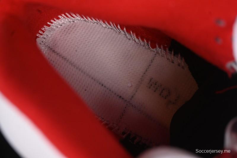 حذاء نايك اير جوردان 5 ريترو لكرة السلة نايك اير جوردان 5 ريترو بلون أحمر ناري ولسان أسود - HQ7978-101