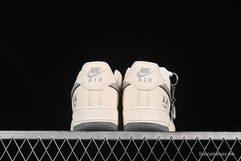 حذاء نايك اير فورس 1'07 لاو نايك اير فورس 1'07 لاو كاوس كولابوريشن بيج رمادي كاجوال سنيكرز - KK1988-078