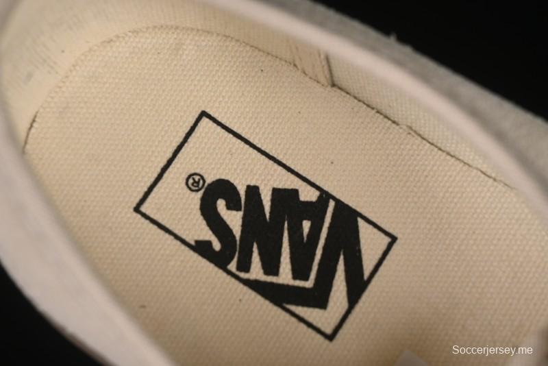 حذاء رياضي بريميوم اوثنتيك ريترو من فانس بنعل مطاطي شفاف - VN000CRCRQBYS