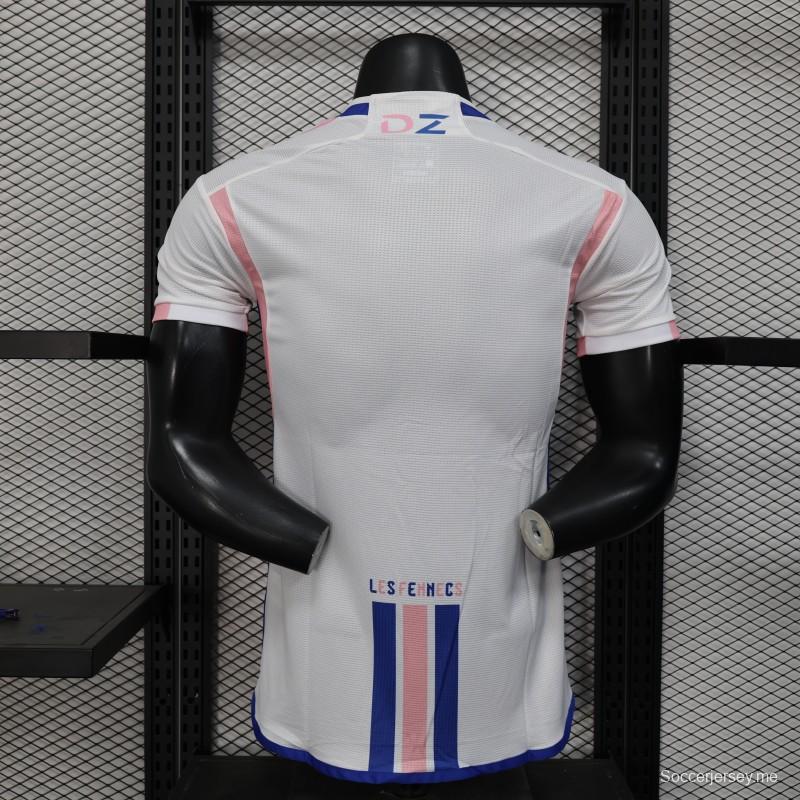 إصدار اللاعب 2025 قميص الجزائر أبيض-زهري بتصميم خريطة البلد 2025