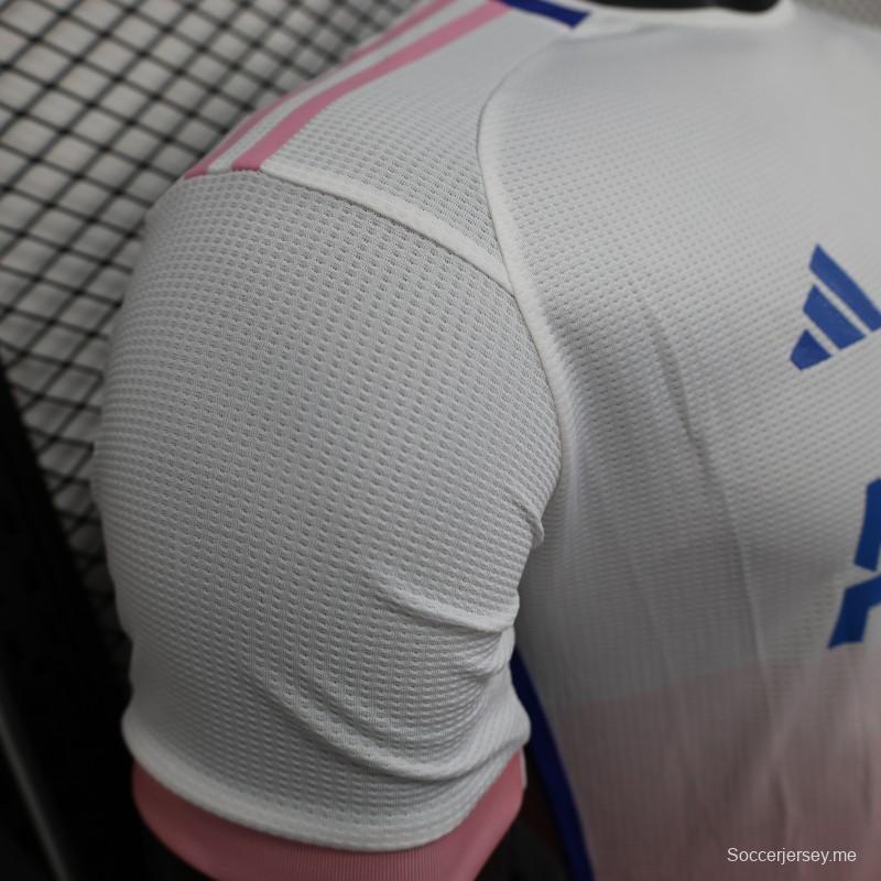 إصدار اللاعب 2025 قميص الجزائر أبيض-زهري بتصميم خريطة البلد 2025