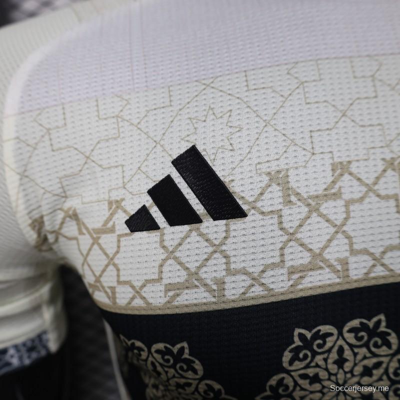 إصدار اللاعب 2025 الجزائر قميص أبيض بنمط هندسي إسلامي 2025 قميص أبيض بنمط هندسي إسلامي