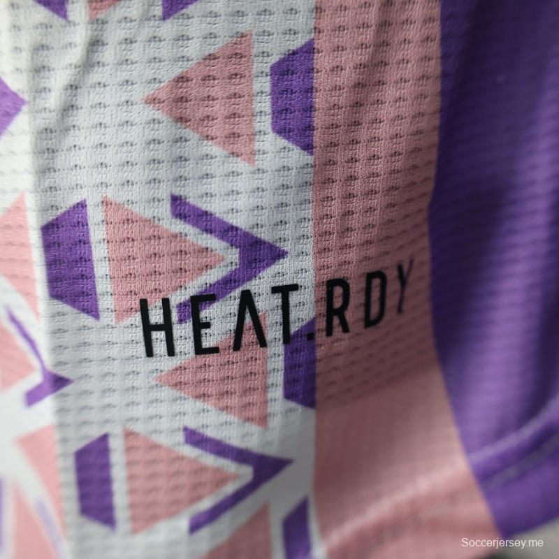 إصدار اللاعب 2025 قميص الجزائر أبيض-وردي بنقوش هندسية