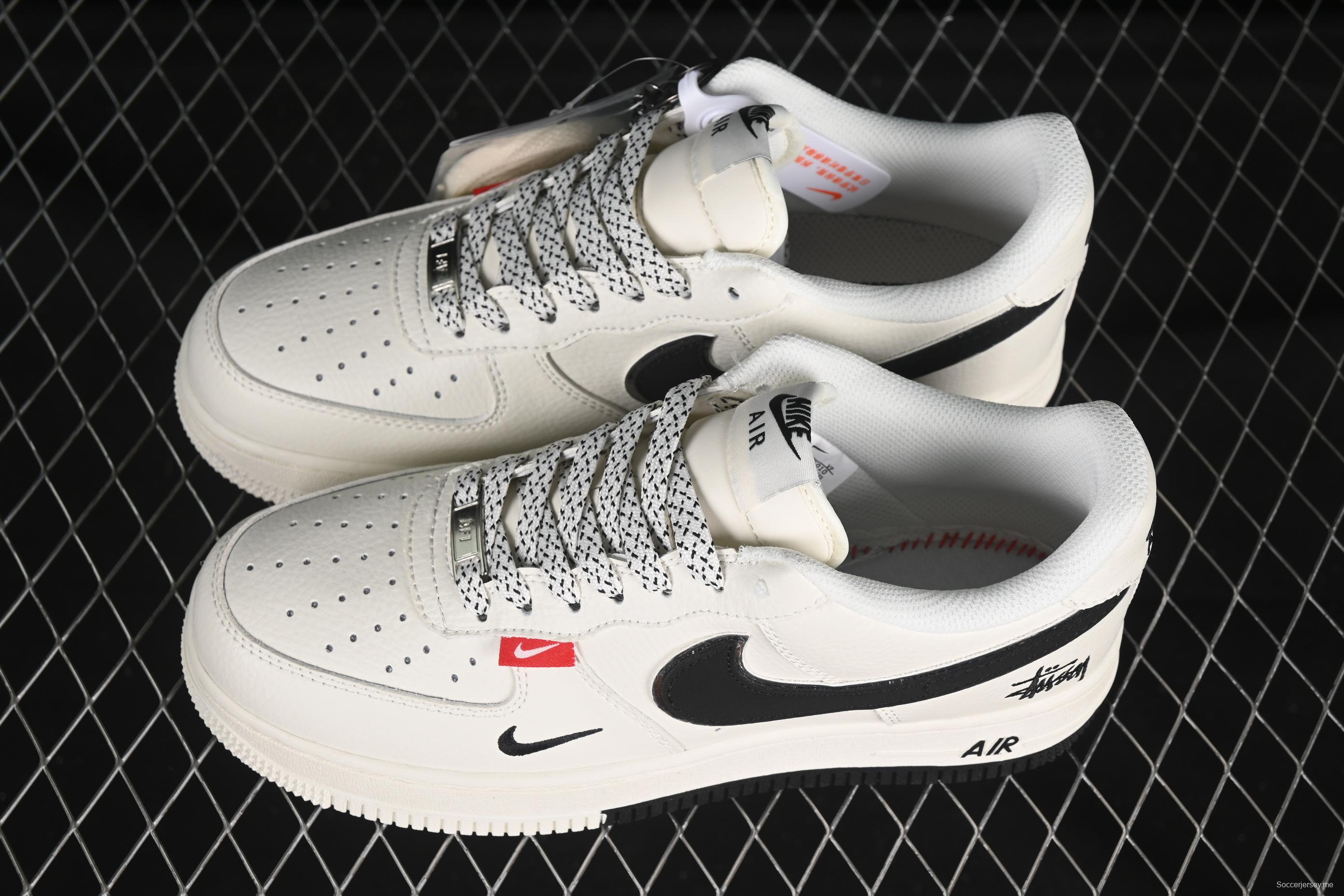 حذاء نايك اير فورس 1 '07 منخفض من نايك اير فورس 1 '07 ستوسي كولابوريشن دوال تون أحمر اللون - CS5288-010