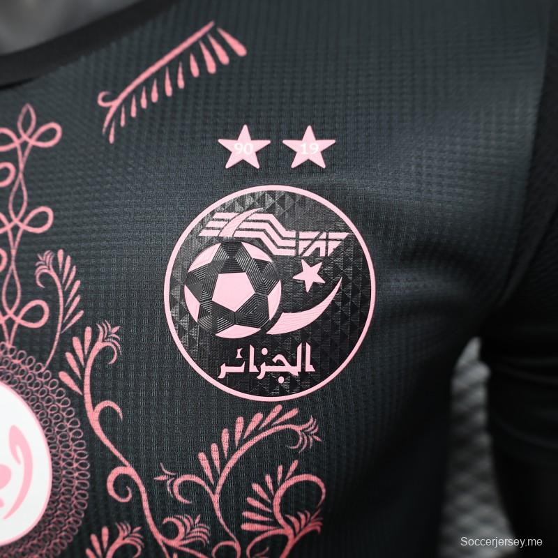 إصدار اللاعب 2025 قميص الجزائر أسود بنقشة زخرفية وردية اللون