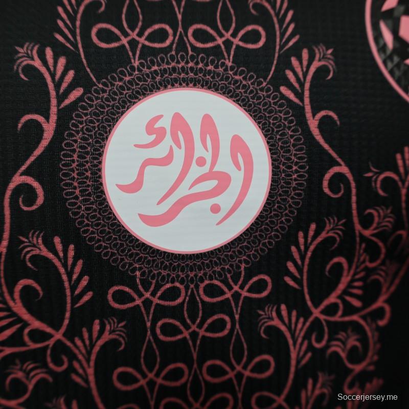 إصدار اللاعب 2025 قميص الجزائر أسود بنقشة زخرفية وردية اللون