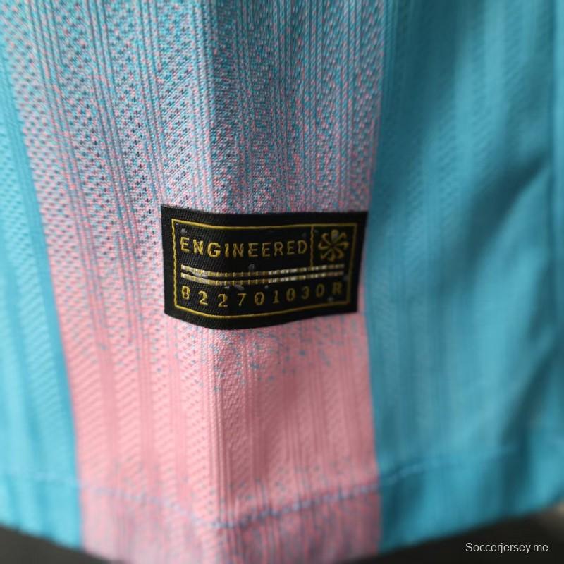 إصدار اللاعب 25/26 قميص برشلونة أزرق سماوي مع قميص مخطط متدرج وردي اللون