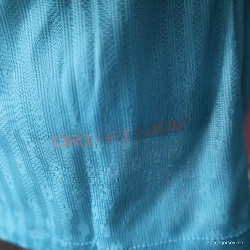 إصدار اللاعب 25/26 قميص برشلونة أزرق سماوي مع قميص مخطط متدرج وردي اللون