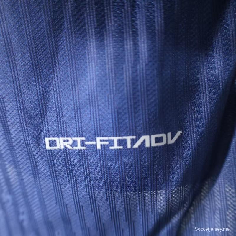 إصدار اللاعب 25/26 قميص برشلونة أزرق مع قميص مخطط قطري باللونين الأحمر والأزرق الفاتح