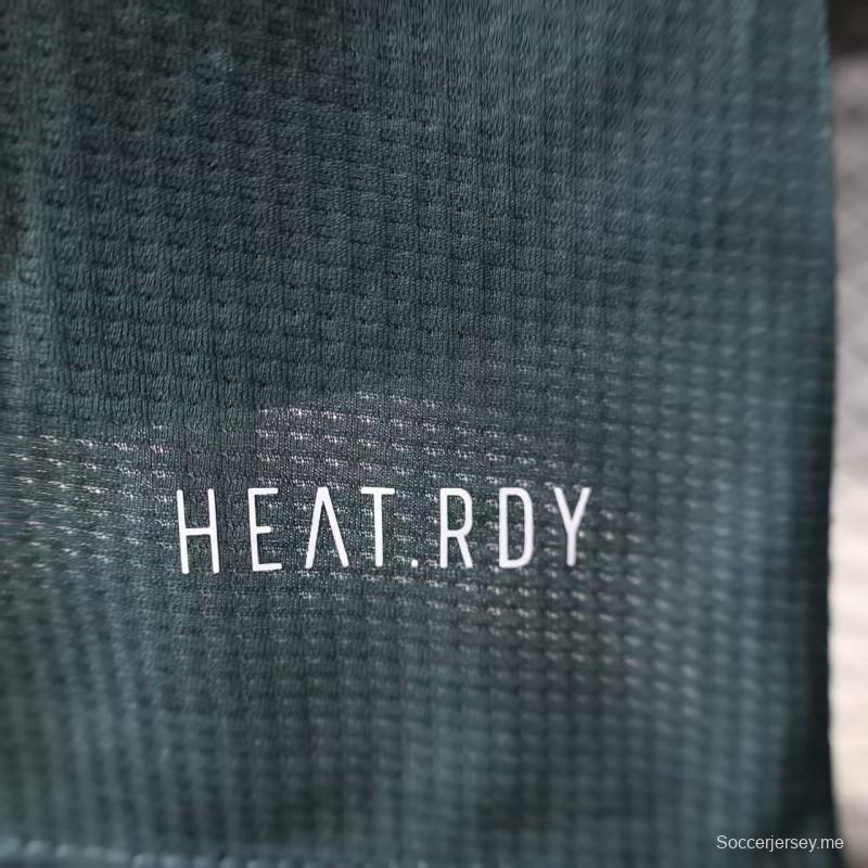 إصدار اللاعب 25/26 قميص الأهلي السعودي باللون الأخضر الداكن مع قميص الأهلي السعودي ذو النقش العربي التقليدي