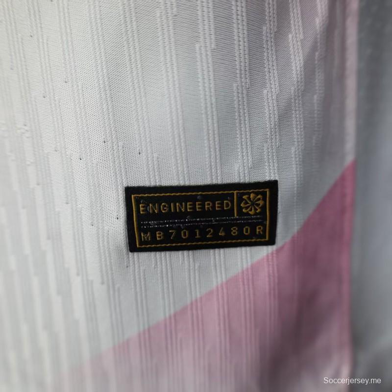 إصدار اللاعب 25/26 قميص نادي برشلونة أبيض وردي بنمط مخطط قطري