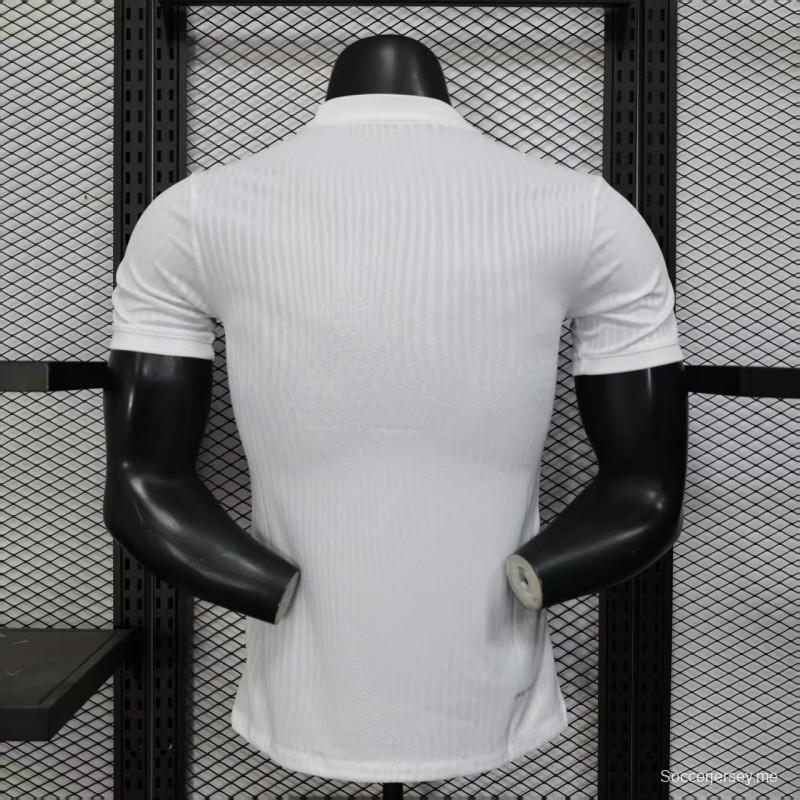 إصدار اللاعبين 25/26 قميص برشلونة أبيض مع فرشاة باللونين الأزرق والأحمر