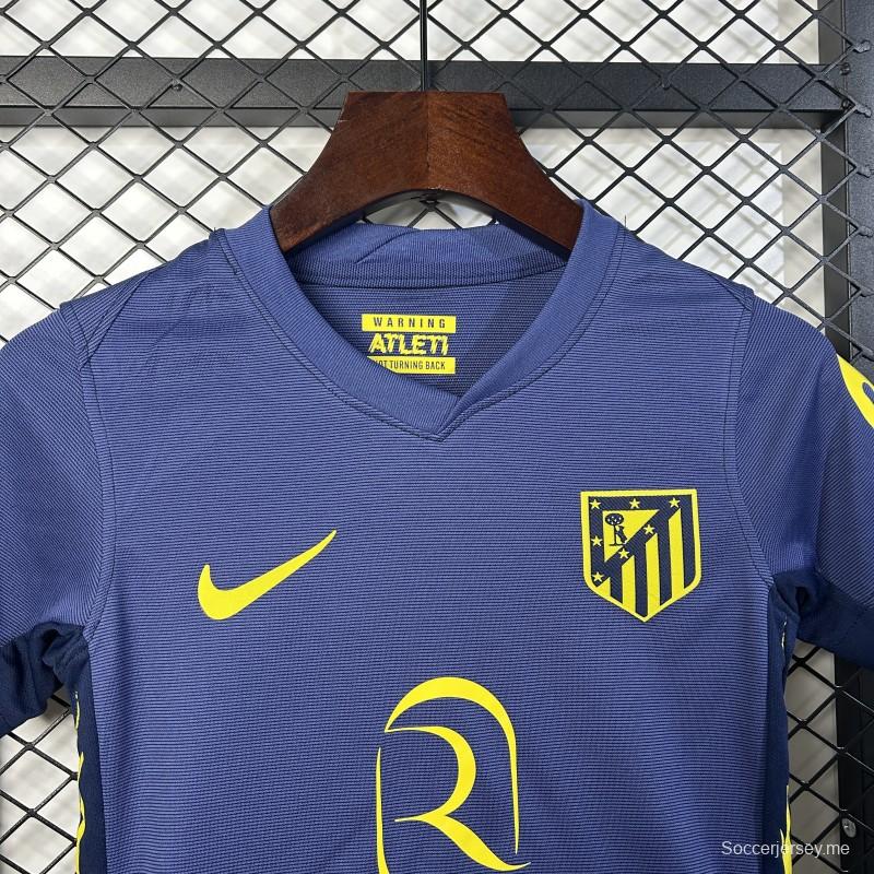 25/26 قميص أتليتكو مدريد للأطفال بمقاس 16-28 خارج ملعبه