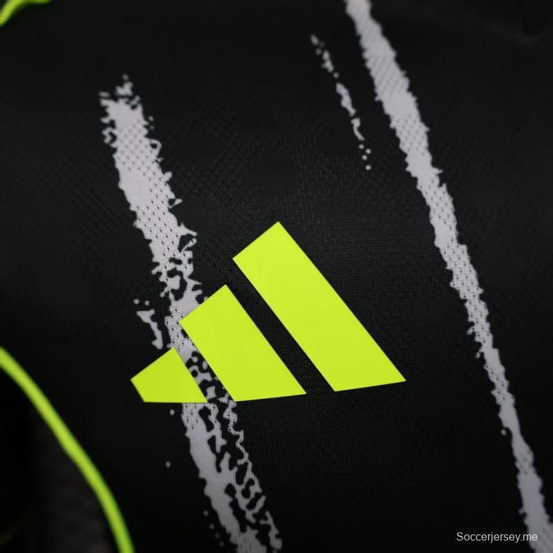 نسخة اللاعب 25/26 قميص النادي الأهلي خارج ملعب النادي الأهلي الأسود