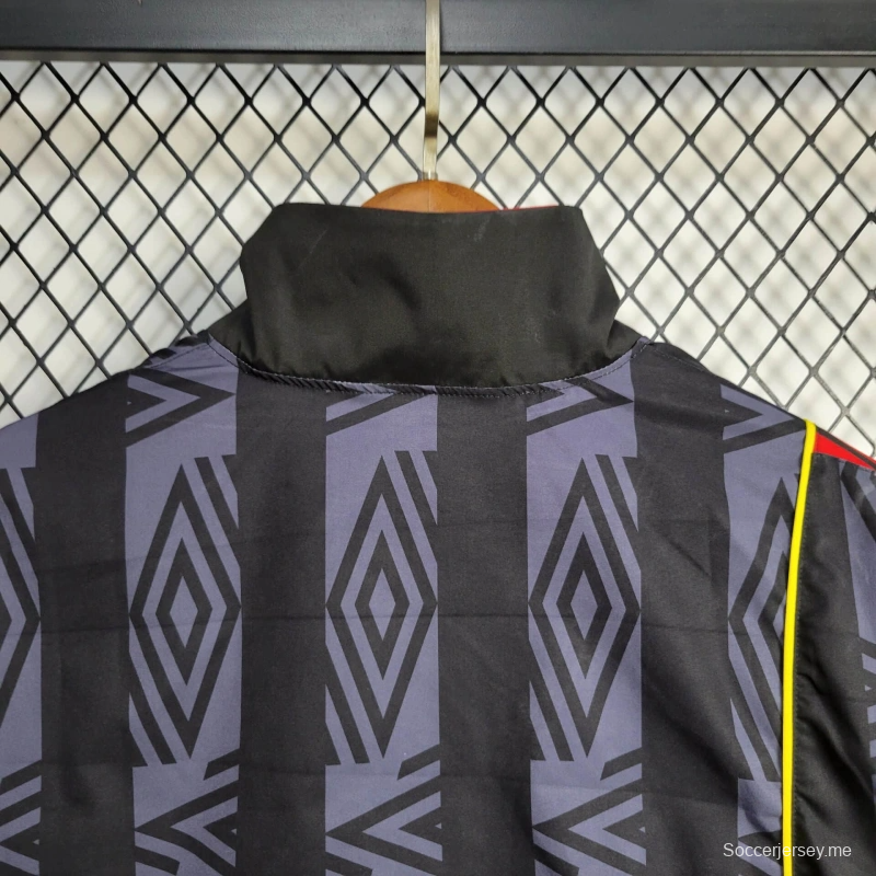 25/26 جاكيت مانشستر يونايتد ريترو أسود بنقشة ريترو بنقشة سوداء