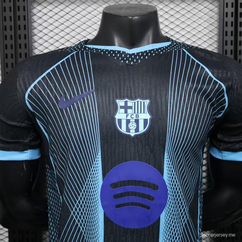 نسخة اللاعب 25/26 من قميص نادي برشلونة لكرة القدم أسود بنقشة خطوط هندسية
