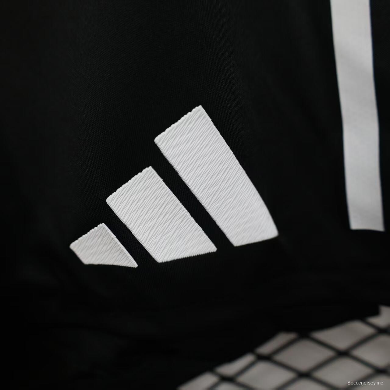 نسخة اللاعب 25/26 شورت مانشستر يونايتد خارج ملعبه