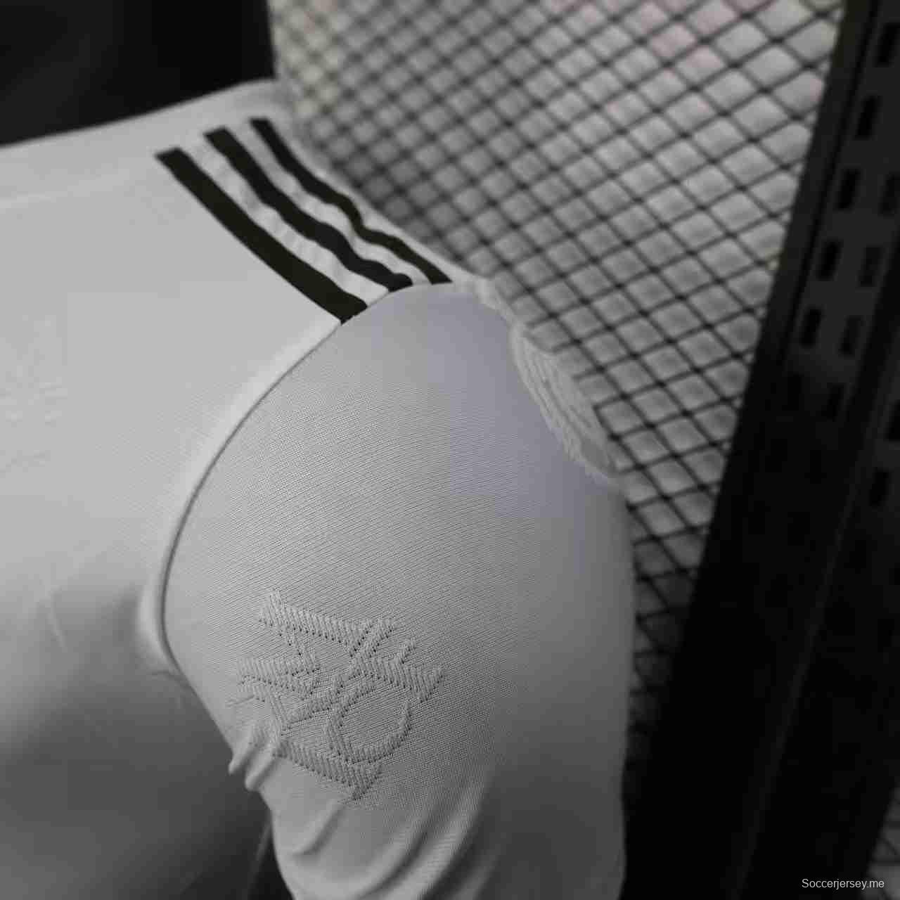 إصدار اللاعب 25/26 قميص ريال مدريد أبيض بنقشة شعار ملكي منقوش عليه شعار ملكي