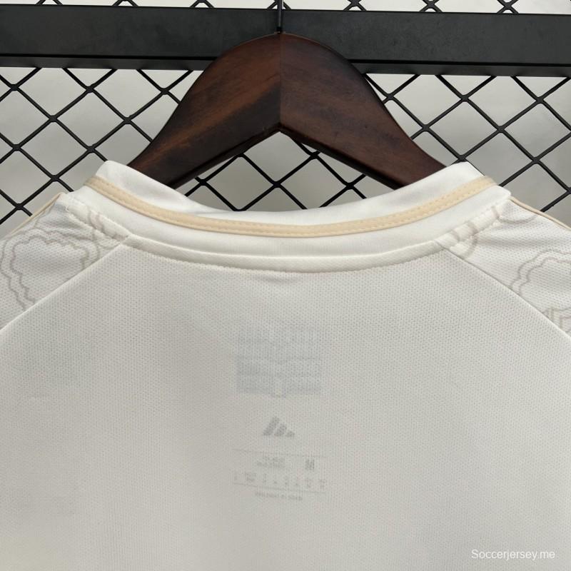 25/26 قميص فريق نوتنجهام فورست خارج الملعب